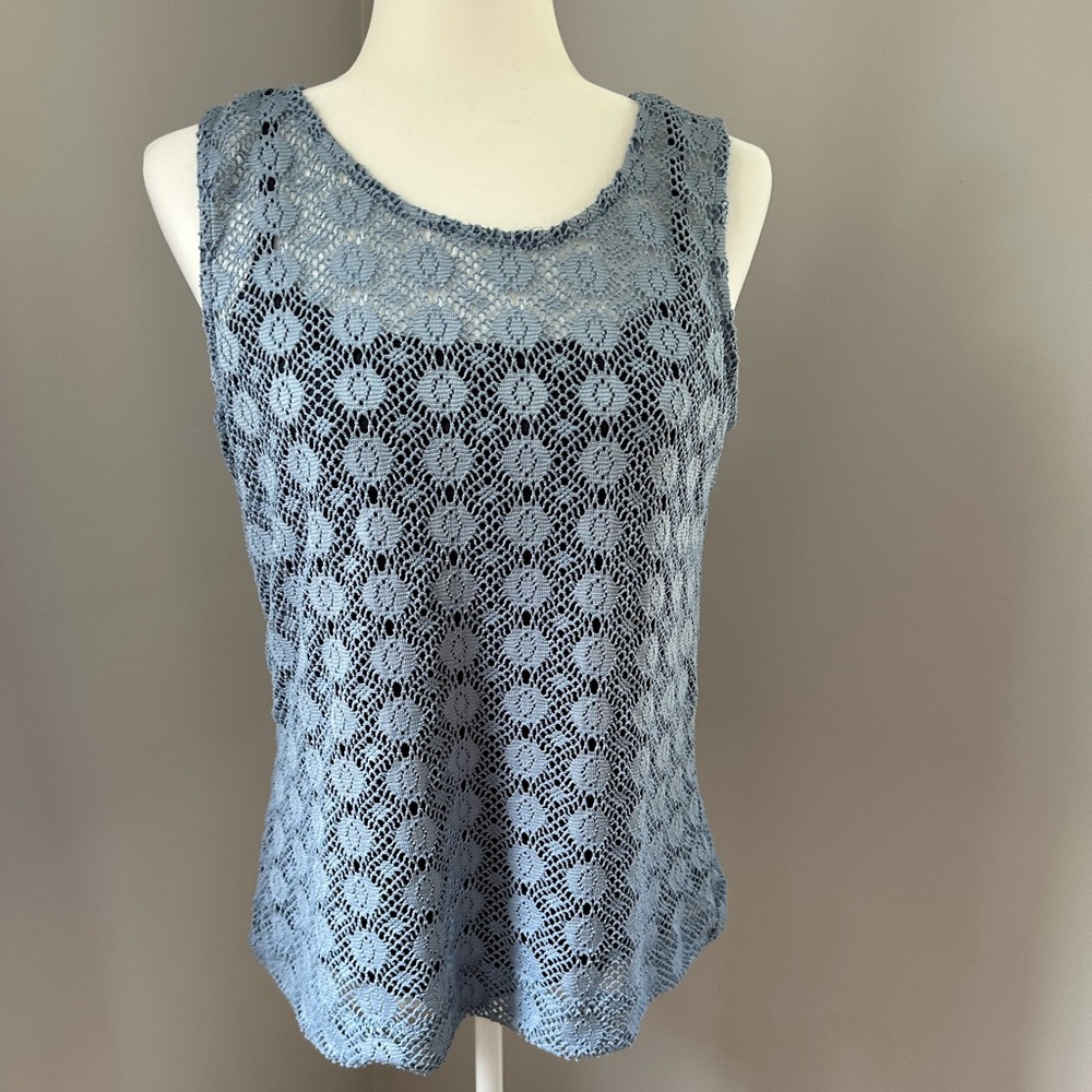 Skyes the Limit Size M Two piece top. Cami liner and laced shell